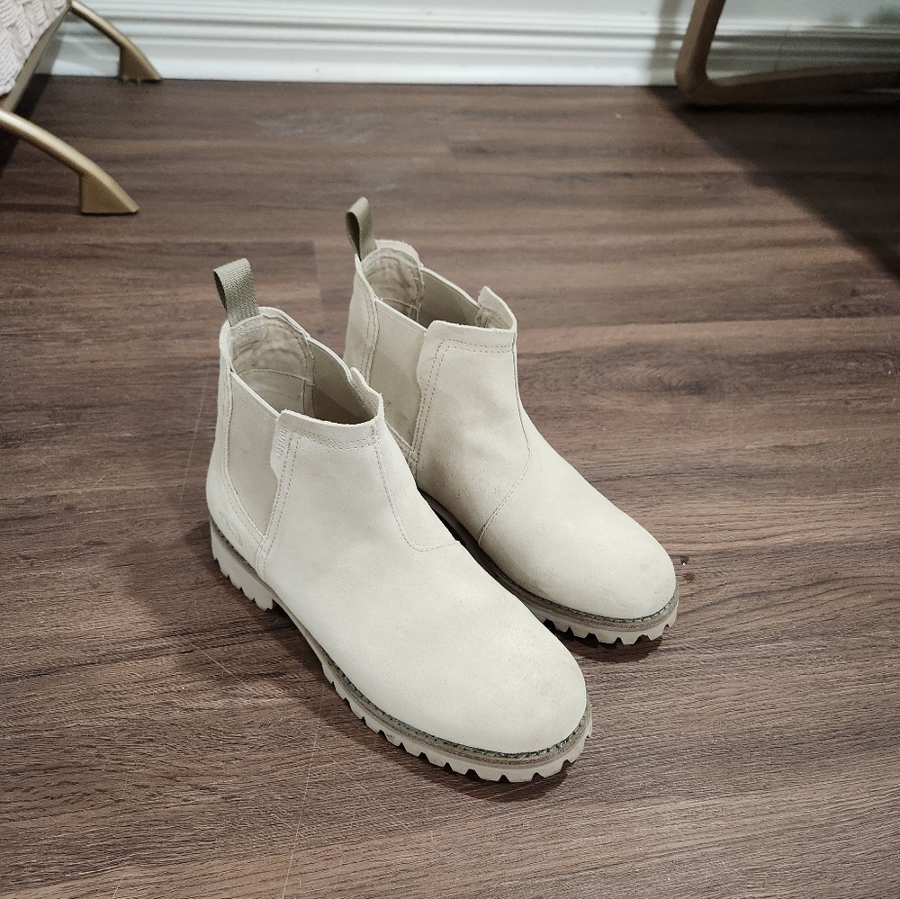 Like New Chaco Chelsea Boot Size 9